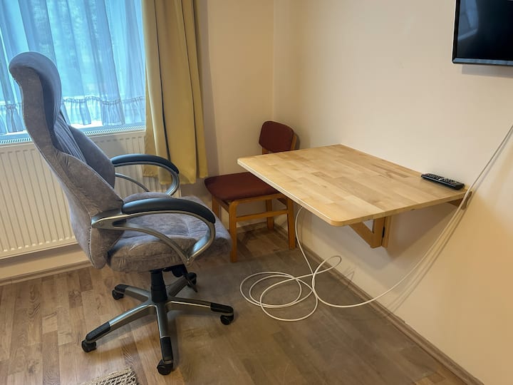 En la segunda habitación, creamos un "rincón de trabajo" en 2024, que también permite la oficina en casa desde la casa de huéspedes. El WiFi es fuerte y estable :)