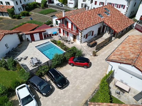 Built in 1610-HEATed POOL-walk to town-pets
