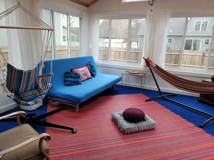 La véranda fait également office de 4ème chambre, avec un canapé-lit futon complet et des rideaux tout autour. Pour les voyageurs à mobilité réduite, la salle d'eau (en face de la cuisine) et la douche à l'italienne extérieure (l'accès se fait depuis la terrasse) sont tous au même étage.