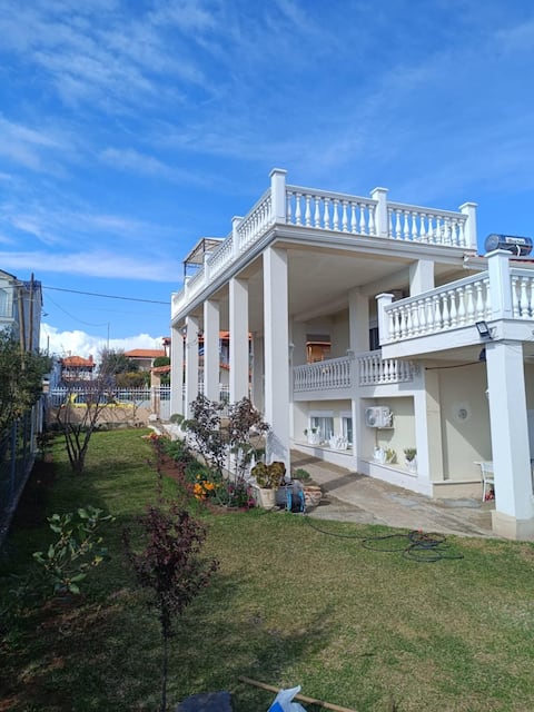 Goldies Beach House 1