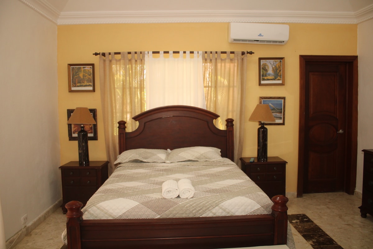 HABITACION PRINCIPAL CON WIFI, TV DE 65 SMART, BAÑO COMPLETO PRIVADO, VISTA A LA PISCINA, AL JACUZZI, A LA TERRAZA Y AL CAMPO DE GOLF.