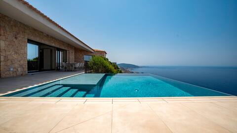 Luxury Cliffside Villa with Infinity Pool