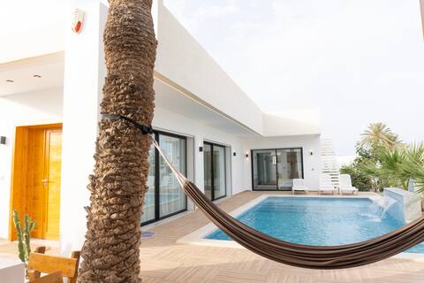 Luxury villa without vis-à-vis, beach on foot.