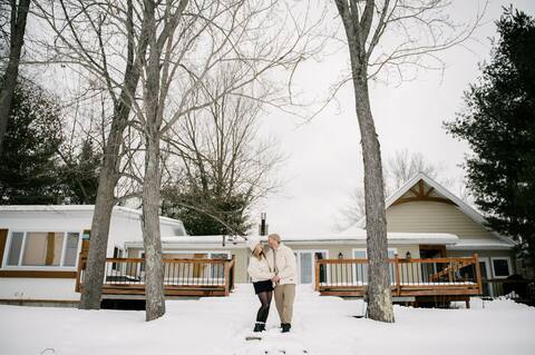 Large Waterfront Cottage for 8 - Bellevue Deckside