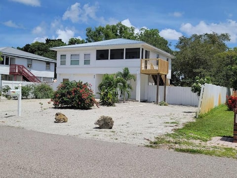 1st Floor Freshly Updated Kit W&D 3 Miles to Beach