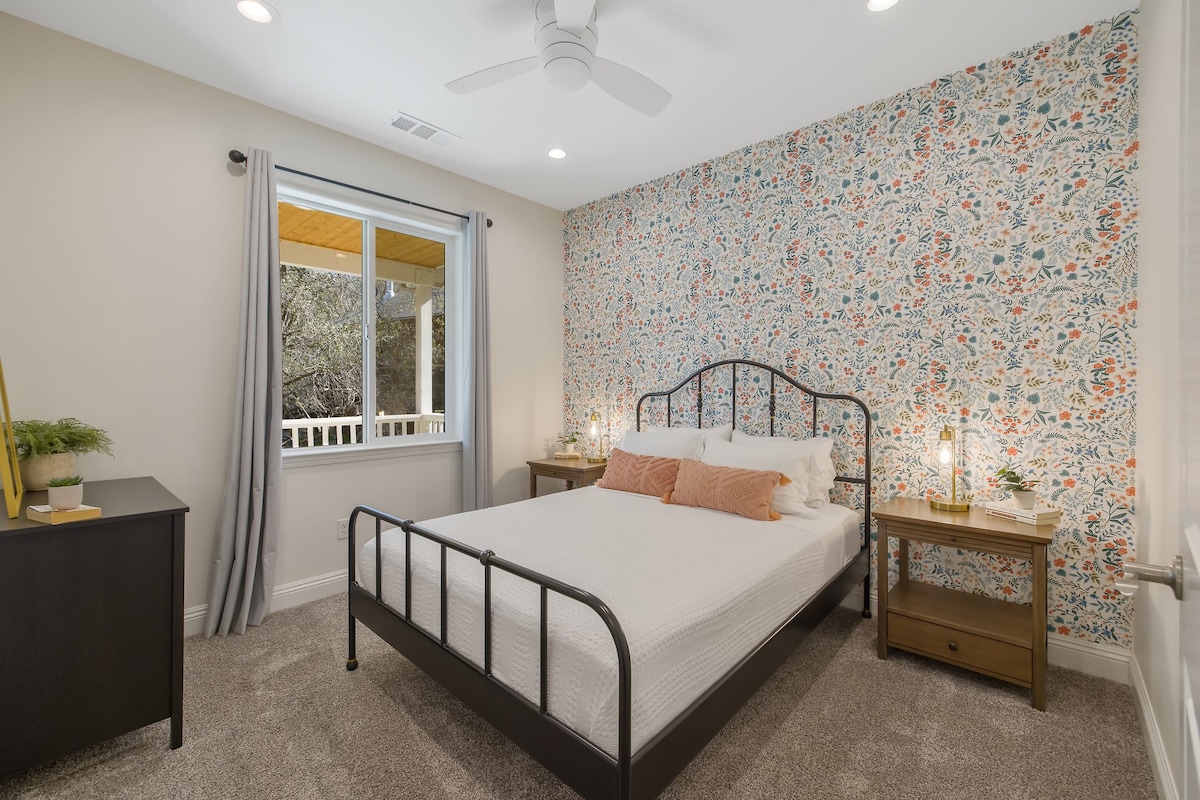 Საძინებელი მეორე საწოლით, წინა პატიოს ფანჯრით, კარადა საკიდებით, ხელსაბანით და ფლიგელის სადგამით.