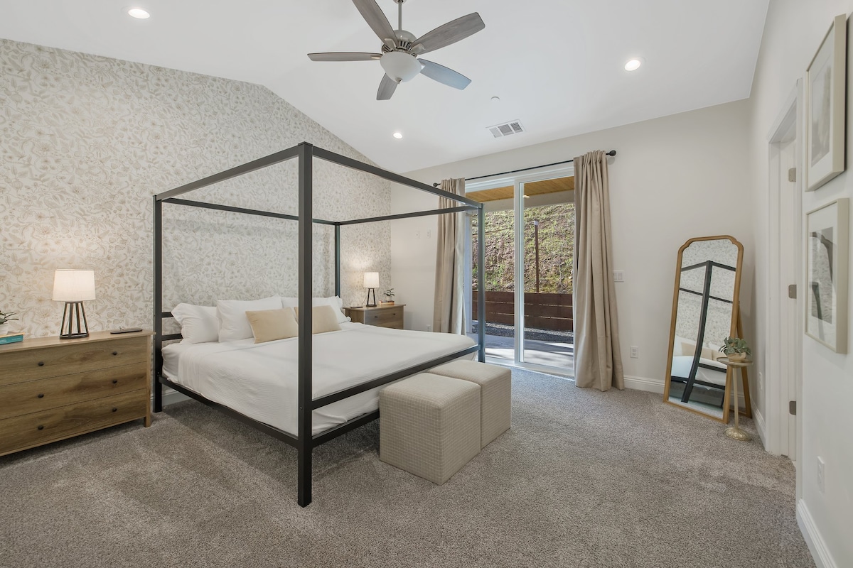 Მთავარი საძინებელი დიდი საწოლით, სლაიდერი უკანა პატიოსა და ჰიდრომასაჟიანი აუზით, შესასვლელი კარადა საკიდებით, საყრდენი და ფლიგელის ჩასადები სადგამი და ზამთრის საბნები.