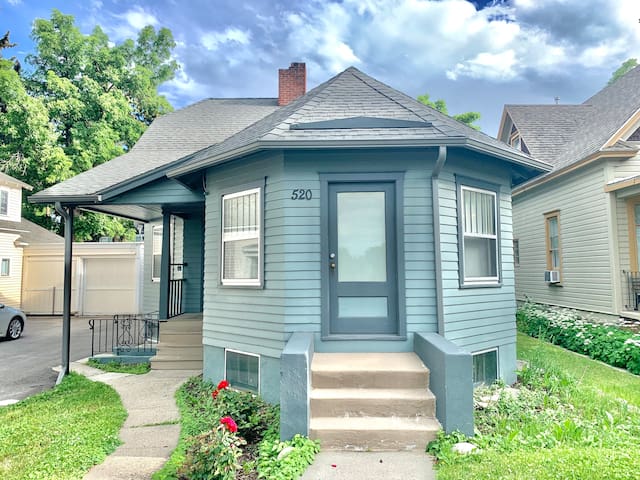Historical 5 bed House in Downtown on Main Street