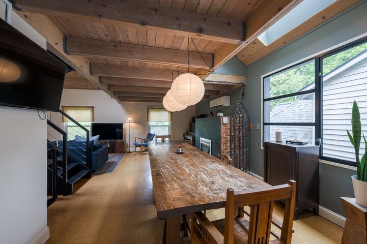 Beautiful Loft in Heart of Capitol Hill w/ Parking gallery image 3