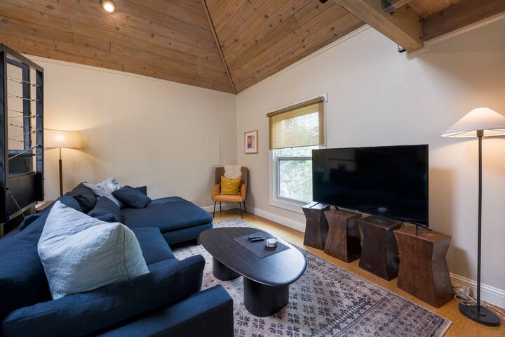 Beautiful Loft in Heart of Capitol Hill w/ Parking gallery image 5