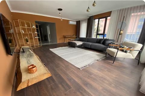 1005. Spacious 3+1 central and close to consulates