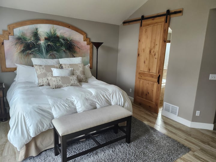 Kitanda cha kifahari katika chumba cha kulala cha msingi kinatoa starehe nzuri sana.  Mahali pazuri kwa ajili ya filamu ya usiku wa manane au kuzama kwenye beseni la maji moto lililo nje ya mlango wako!