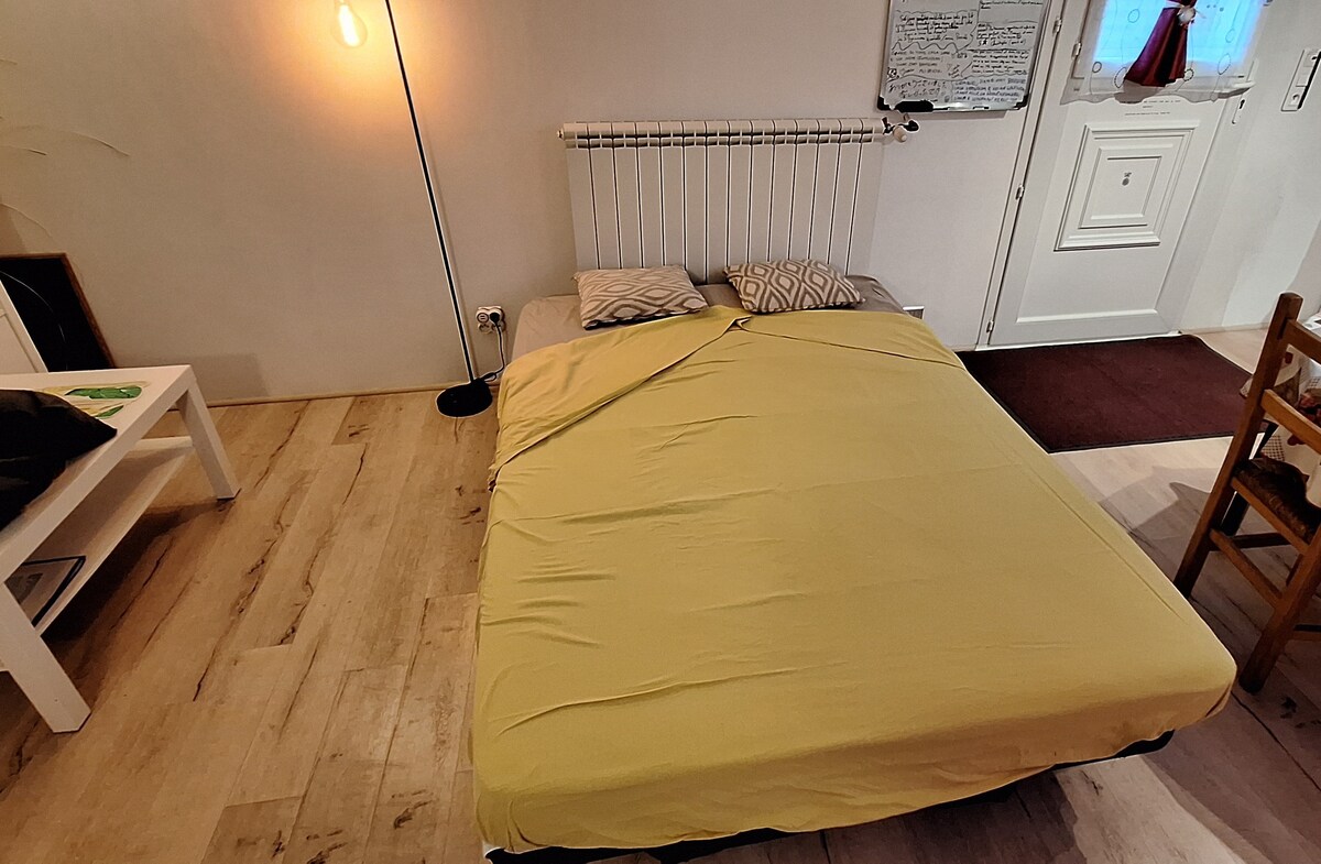 Erfolgreiche Airbnb-Immobilie: Beautiful 38 m² 2-room/garden, child pool, parking in Arles