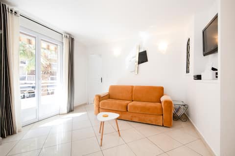Annonce Airbnb populaire: Beautiful 55 m² apartment, hyper center, sea view à Sainte Maxime
