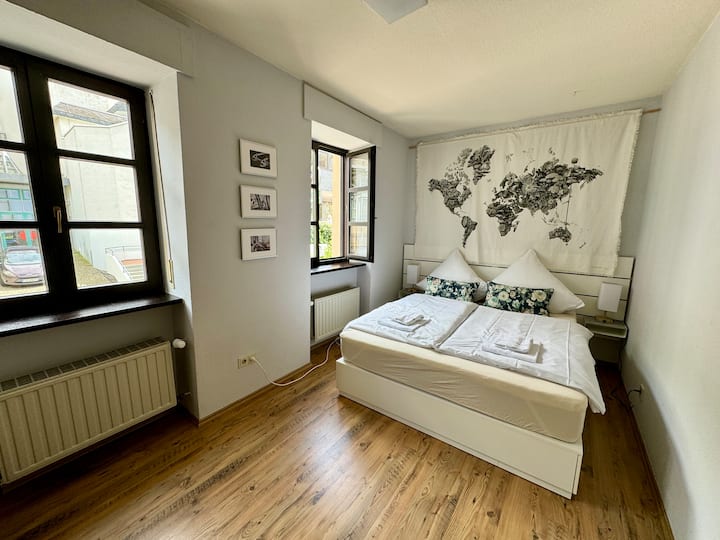 La chambre principale avec un lit confortable 160x200 et une vue sur les vignes de la Zeller Schwartze Katz