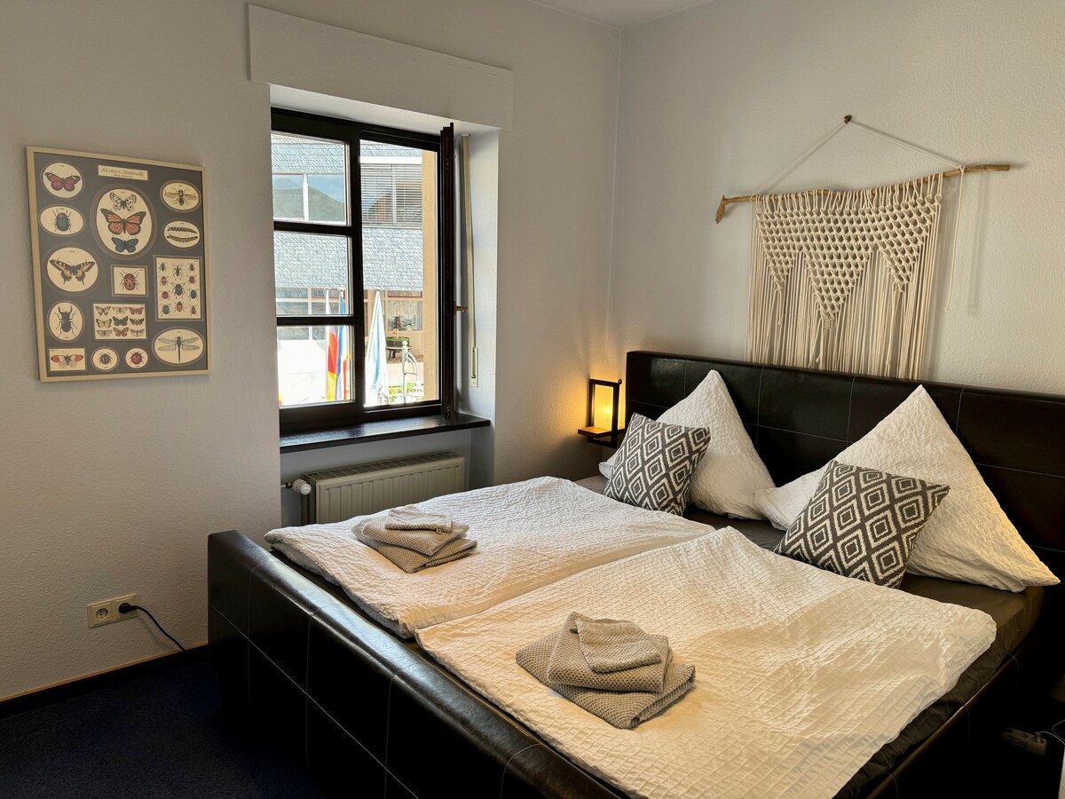 卧室配有180x200张床，可欣赏葡萄园的美景