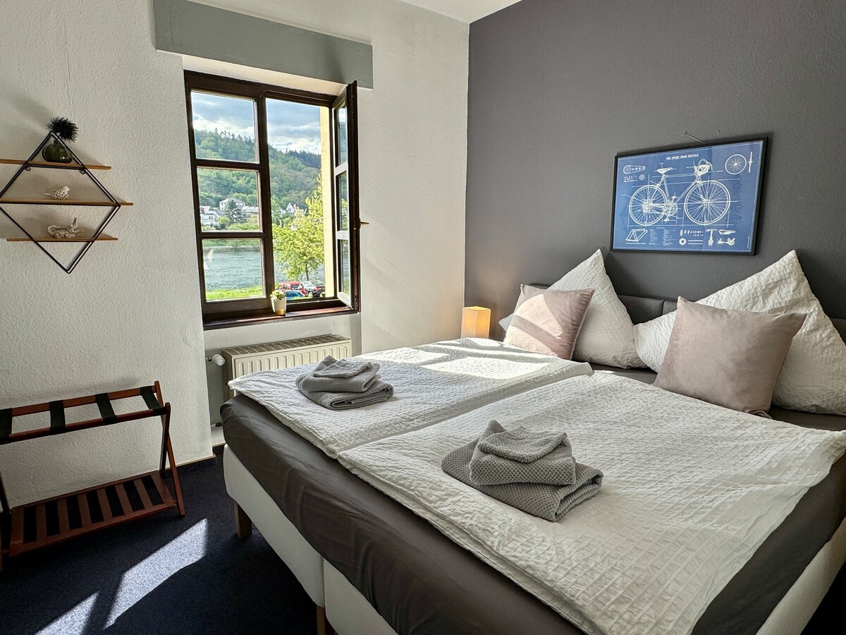 摩泽尔一侧的卧室配有180x200张床