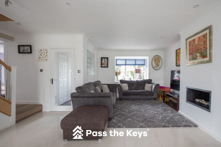 Gorgeous Family Home Near River Thames-old Windsor - London Heathrow Airport (LHR)