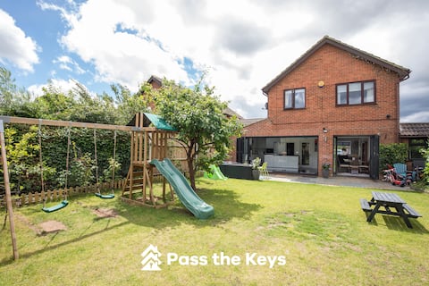 Gorgeous Family Home Near River Thames-Old Windsor