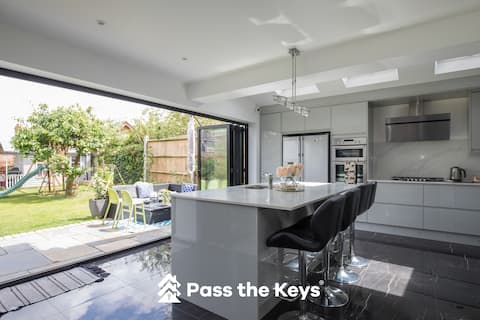 Gorgeous Family Home Near River Thames-Old Windsor