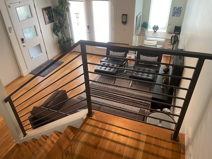 Dera kryesore e nivelit të hyrjes ka më të vogël se dy dhoma ndenjjeje, tavolinë pune, 3/4 banjë dhe dhomë gjumi me 2 grupe krevatësh marinarë + televizor me ekran të sheshtë