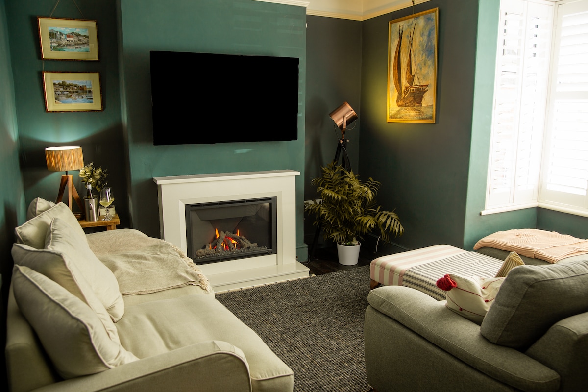 Meko ya gesi ya anga iliyowekwa hivi karibuni katika Snug yenye sanaa ya awali na fanicha laini