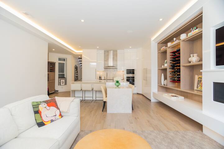 Luxury 2-story 2-bedroom 3-bath Lincoln Park Apt gallery image 5