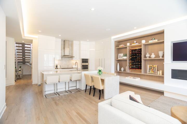 Luxury 2-story 2-bedroom 3-bath Lincoln Park Apt