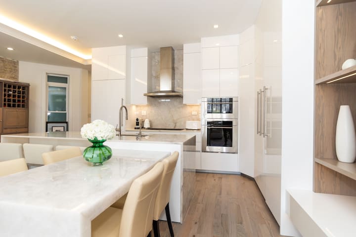 Luxury 2-story 2-bedroom 3-bath Lincoln Park Apt gallery image 2