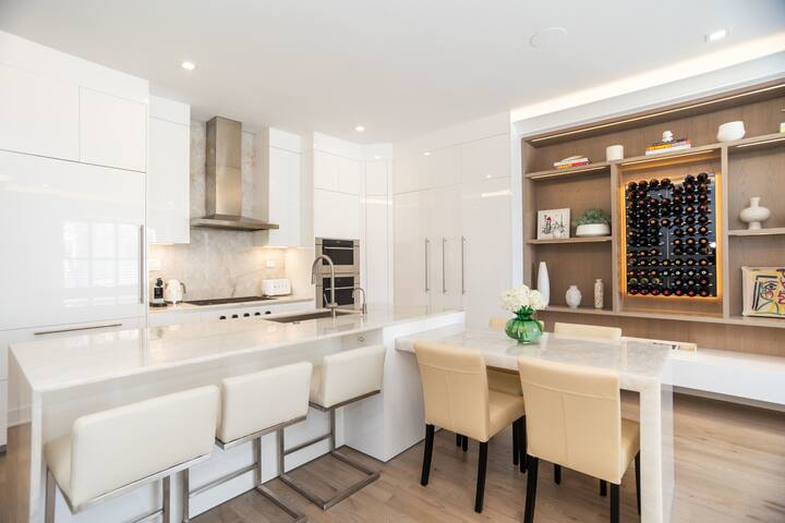 Luxury 2-story 2-bedroom 3-bath Lincoln Park Apt gallery image 3