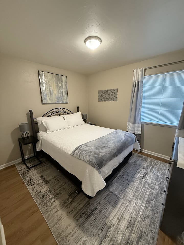 Një dhomë gjumi e dytë me një krevat dopio "queen". 