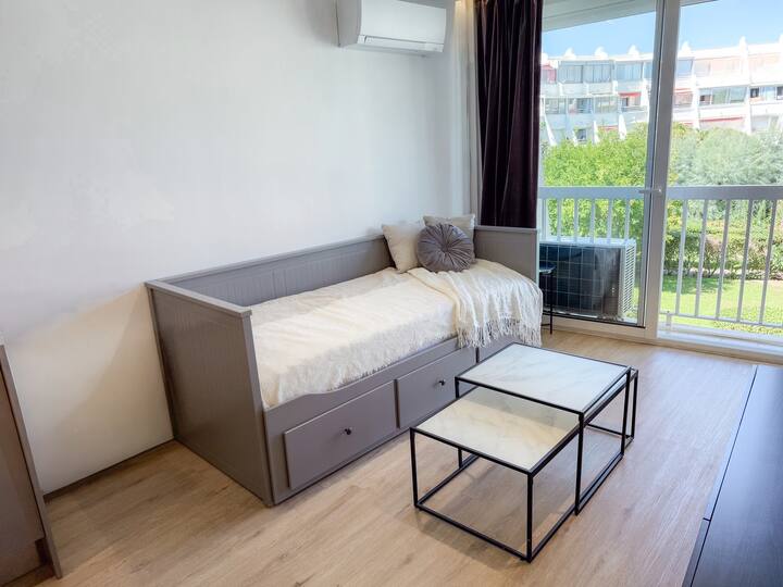 Comfortable sofa, designer coffee tables and green views of the garden and private pool of the residence. Relaxing atmosphere for a comfortable stay.