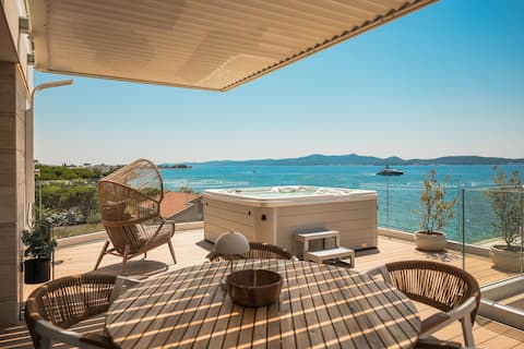 Penthouse apartment with hot tub- DʻArt Villa