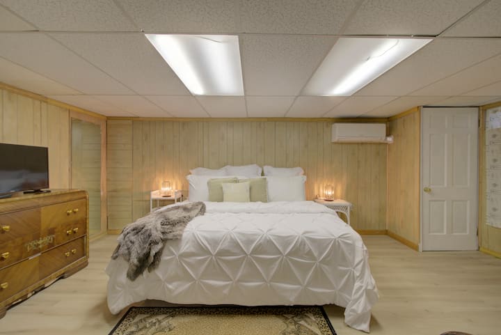 这间美丽的卧室位于地下室。
