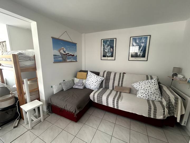 فراش جديد، حجم كوين، مريح للغاية، سهل الفتح للغاية. للقيام بذلك، ما عليك سوى سحب المقبض الأحمر برفق وسيتم فتح السرير بهدوء... 