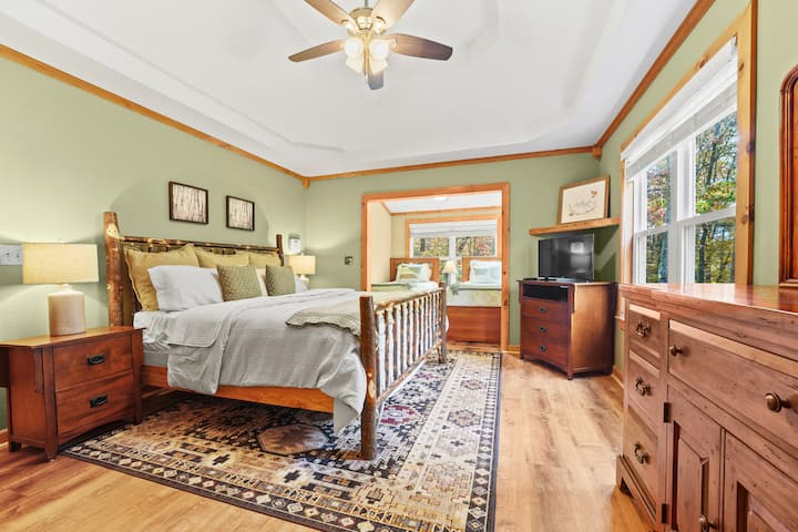 Основна спалня със суперголямо двойно легло. Кътът има две единични легла 