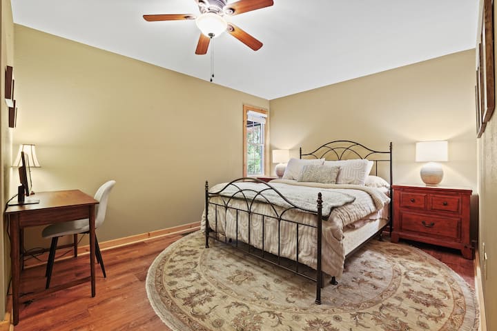 Спалня с двойно легло, бюро и монитор 