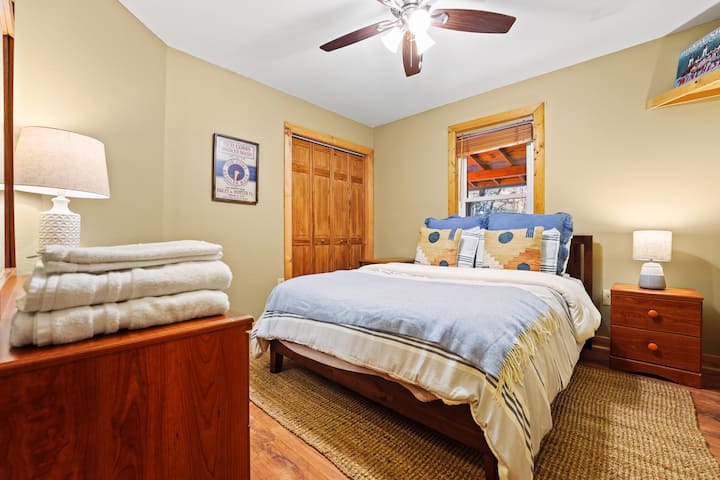 Двойна спалня с голям гардероб