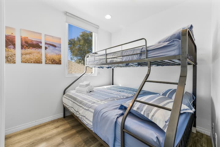 Lits superposés, lit queen size en bas, lits jumeaux XL sur le dessus