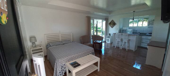 Disfruta de este luminoso espacio con cocina equipada, barra de madera y un balcón con vistas espectaculares a la vegetación tropical. Perfecto para relajarte y conectar con la tranquilidad del entorno. Ideal para parejas o viajeros en busca de paz.