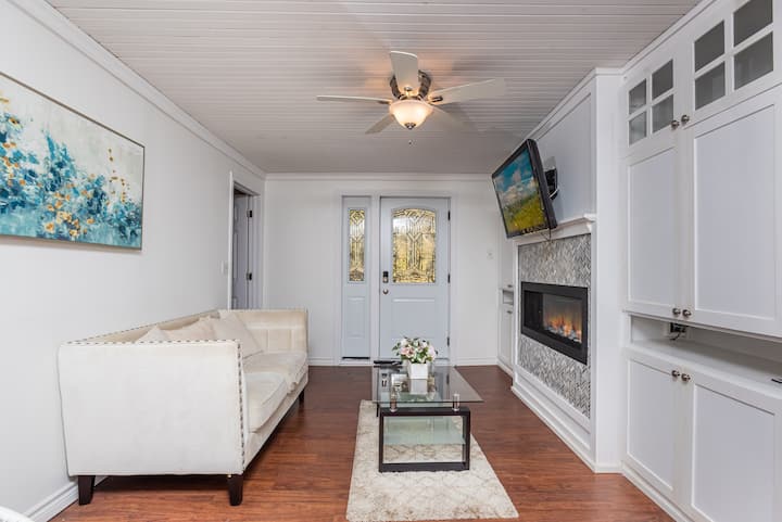 Cheerful 2-bedroom Waterfront Cottage - Brighton