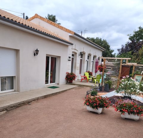 L'ABRI GÎTE – 2 bedrooms, sleeps 7, Thouars, 98 m², quiet