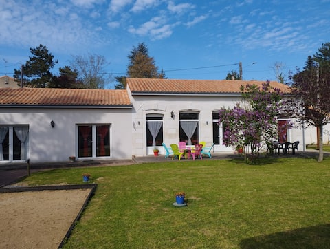 L'ABRI GÎTE – 2 bedrooms, sleeps 7, Thouars, 98 m², quiet