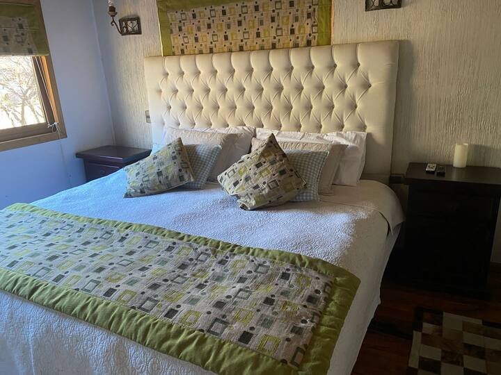 Dhomë e rehatshme dopio me krevat dopio "Queen", e pajisur me televizor, banjë private dhe pamje të bukura për t 'u shijuar gjatë qëndrimit tënd. Ndodhet në katin e parë.