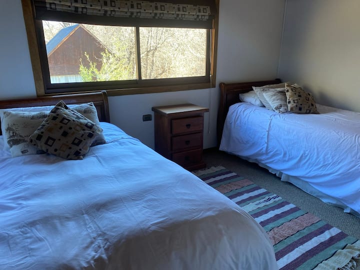 Dhomë e rehatshme për fëmijë me dy krevate me 1.5 fole katrore secila dhe pamje të bukura për t 'u shijuar gjatë qëndrimit tënd. Ndodhet në katin e dytë pranë banjës.