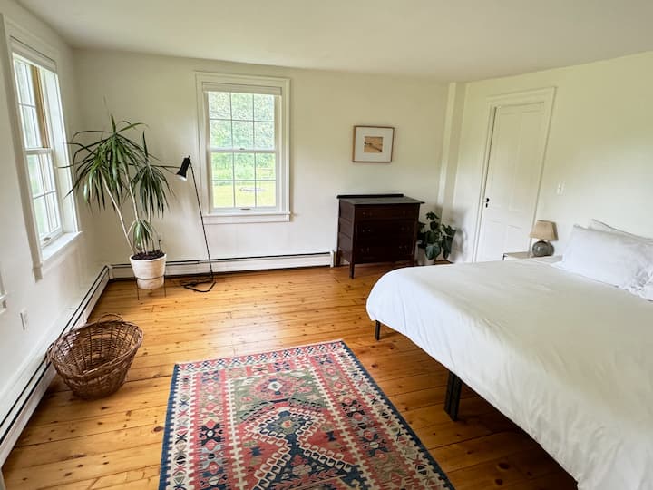 Chumba cha kulala cha 4 na bafu la ndani.  Chini ya ghorofa ukiangalia bustani / kijito na msitu.  Flex king au mapacha 2.