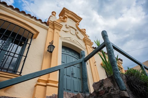 Experience Salta in a Premium Mansion with Pool - 13 people