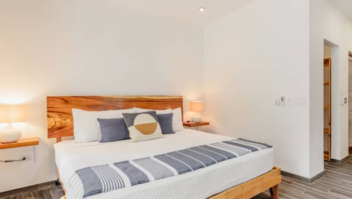 Დატკბით ფუფუნებით მთავარ საძინებელში, რომელშიც არის ფართო შესასვლელი კარადა და ცალკე სააბაზანო, ამავდროულად კი დატკბით ბაღისა და ჯუნგლების განსაცვიფრებელი ხედებით.