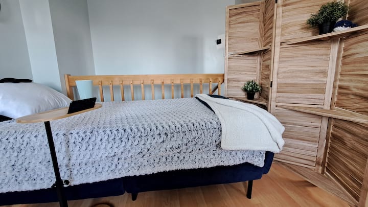 Divani i krevatit të ditës transformohet në një krevat dopio të rehatshëm me 2 jastëkë, batanije prej pelushi, tavolinë anësore, maskë gjumi dhe ekran privatësie. Shijo këtë hapësirë të rehatshme gjumi për një dhomë ndenjjeje të rehatshme në katin e sipërm (dysheme e veçantë nga dhoma kryesore e ndenjjes).