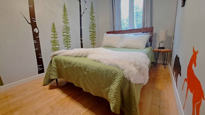 Dhoma e gjumit 2 në katin kryesor ka një krevat dopio, perde të errëta, ventilator portativ, raft valixhesh 2 tavolina fundore, shtroja krevati, pasqyrë dhe hapësirë pune.